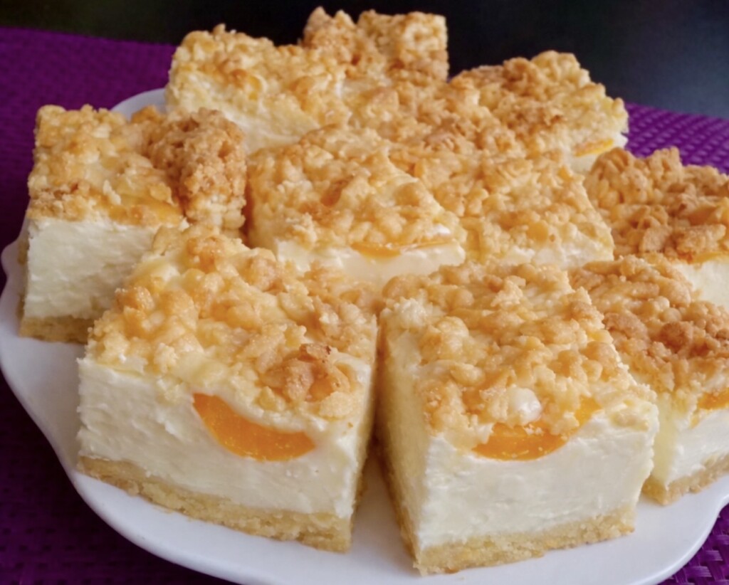 Sernik Biały Puch z brzoskwiniami