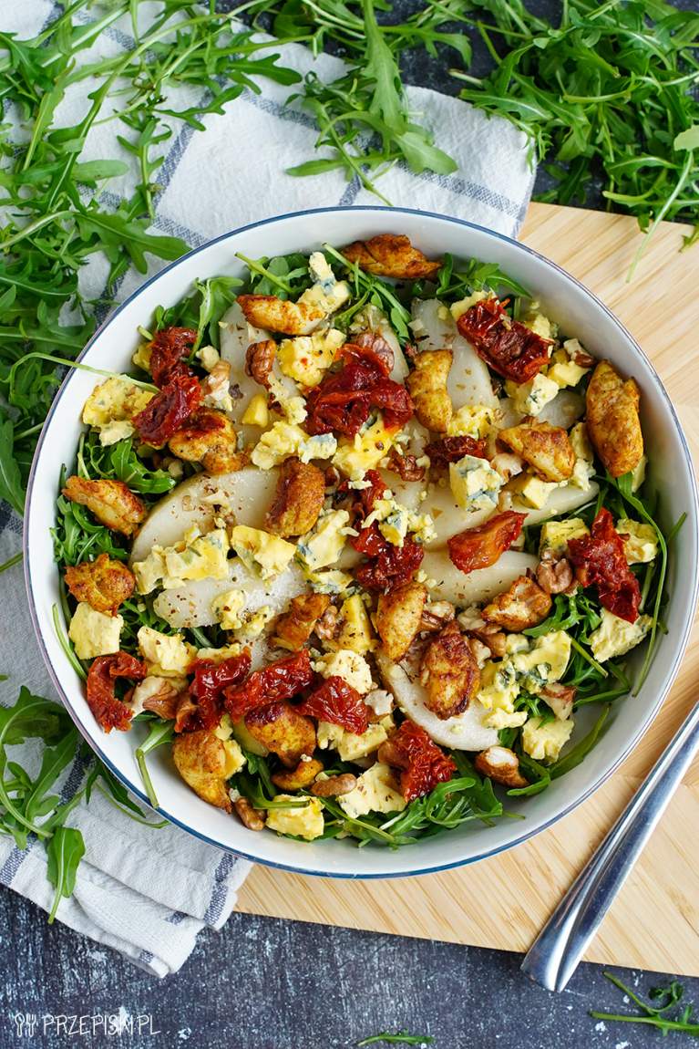 Sałatka z kurczakiem rukolą i serem pleśniowym