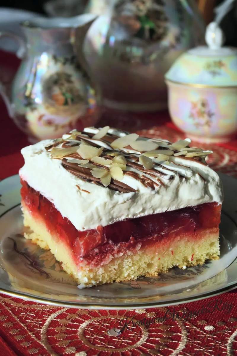 Biszkoptowe Ciasto z Truskawkami i Bitą Śmietaną