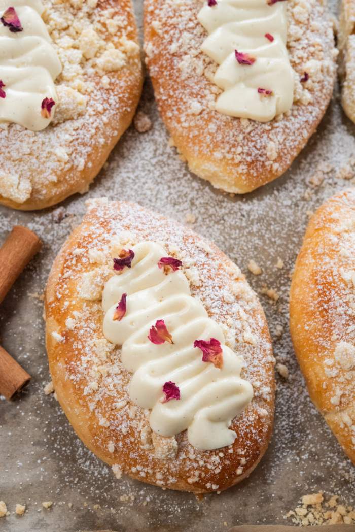Drożdżówki z jabłkami i kremem waniliowym