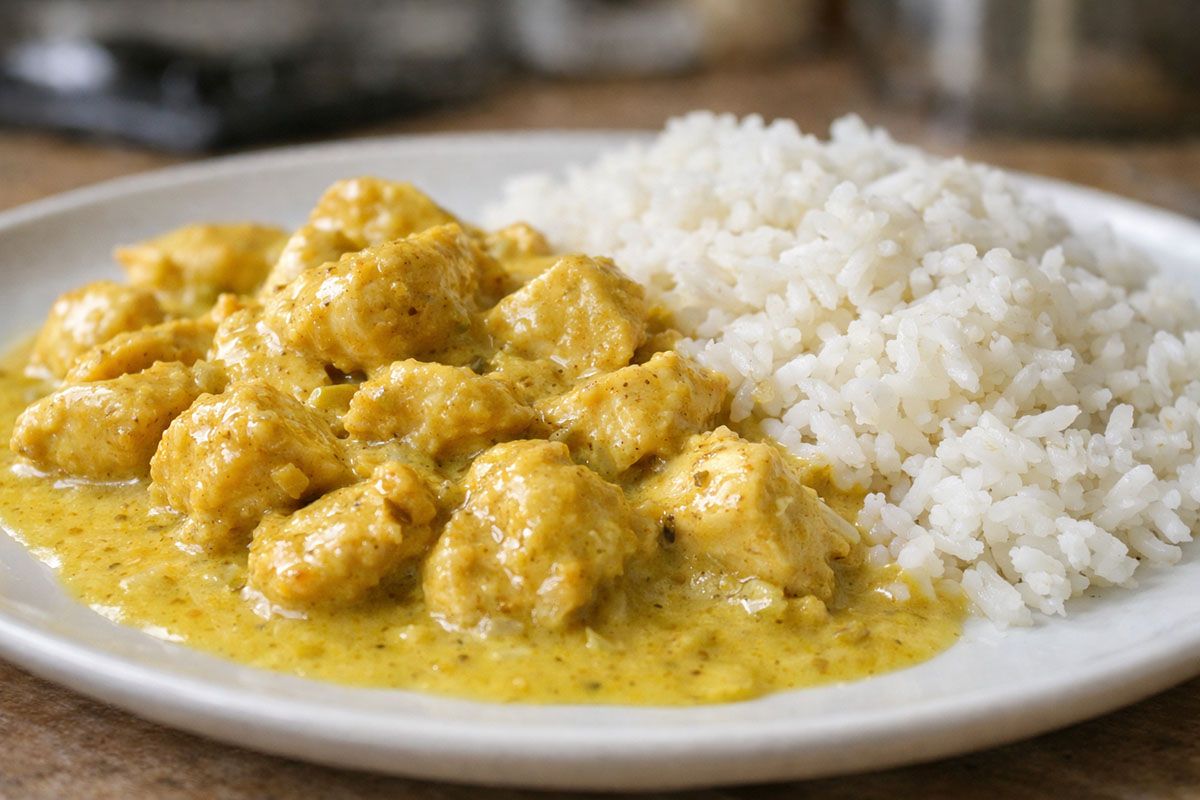 Kurczak curry z białym ryżem
