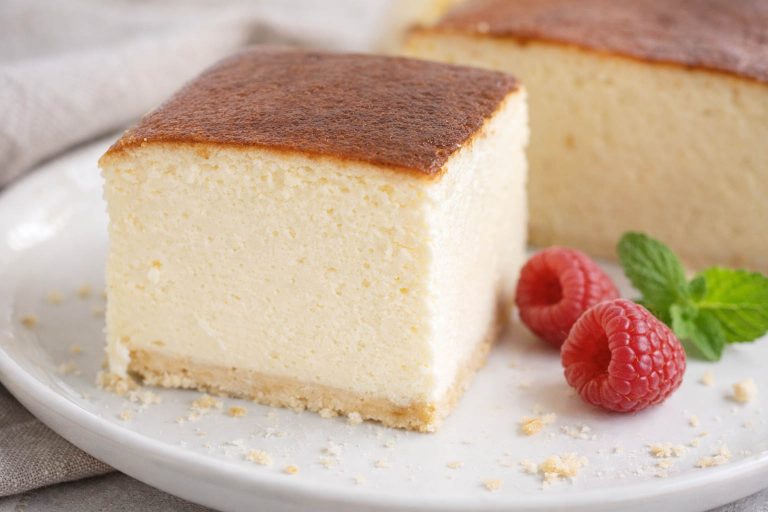 Porcja sernika z malinami i miętą