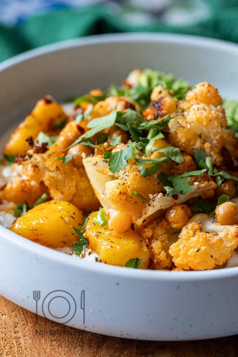Bowl z pieczonym kalafiorem i chrupiącą ciecierzycą