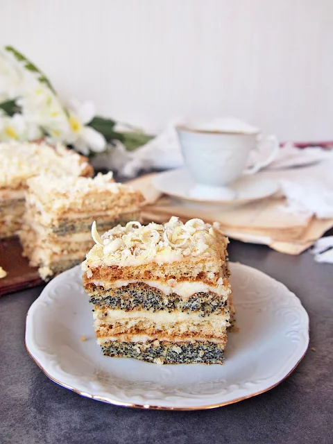 Delikatne ciasto makowo-kokosowe z kremem (łatwe i efektowne)