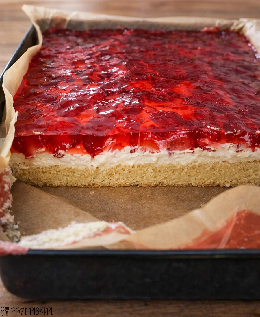 Biszkopt z bitą śmietaną i truskawkami w galaretce