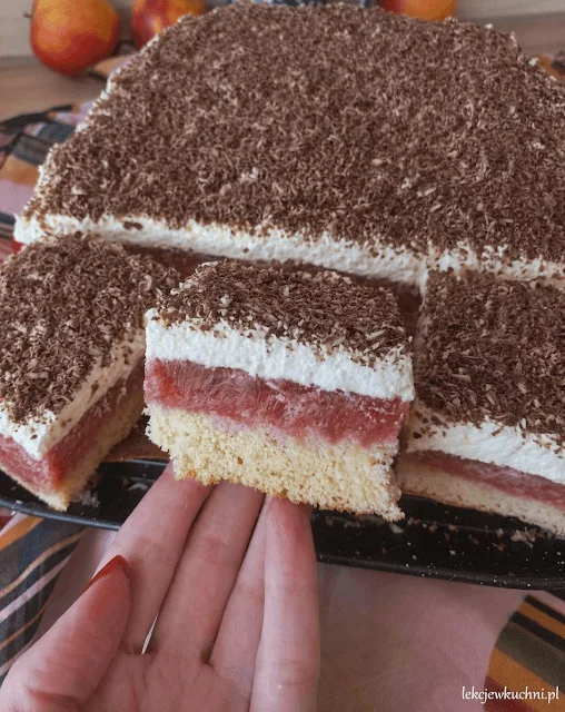 Ciasto Rabarbarek z galaretką i rabarbarem na biszkopcie