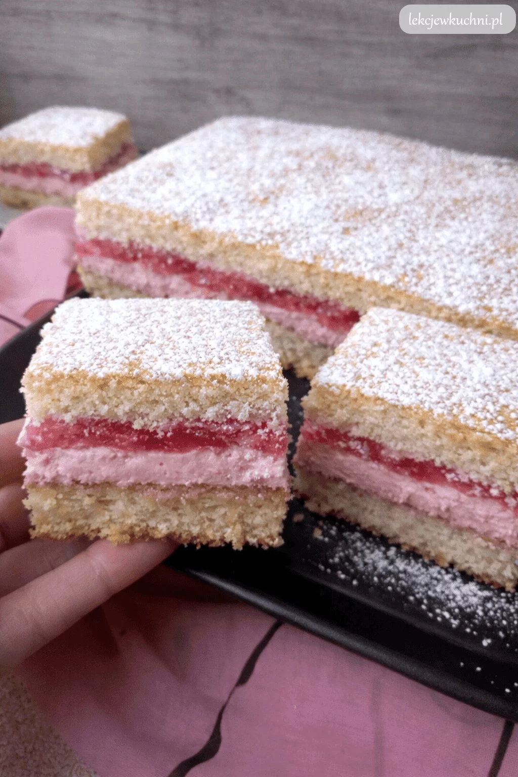 Ciasto Różyczka z kremem wiśniowym i galaretką na biszkopcie