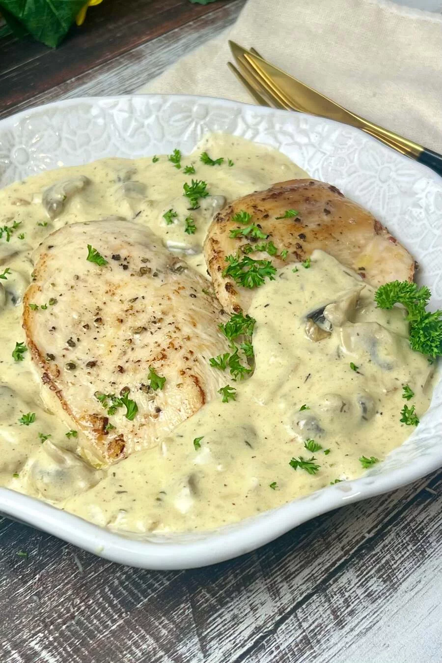 Pierś z kurczaka w sosie pieczarkowym z białym winem