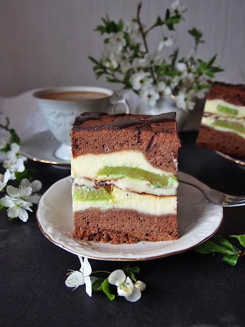 Sernik wiosenny – prosty przepis na efektowne ciasto warstwowe