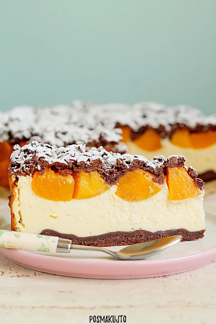 Sernik z brzoskwiniami na kruchym kakaowym cieście