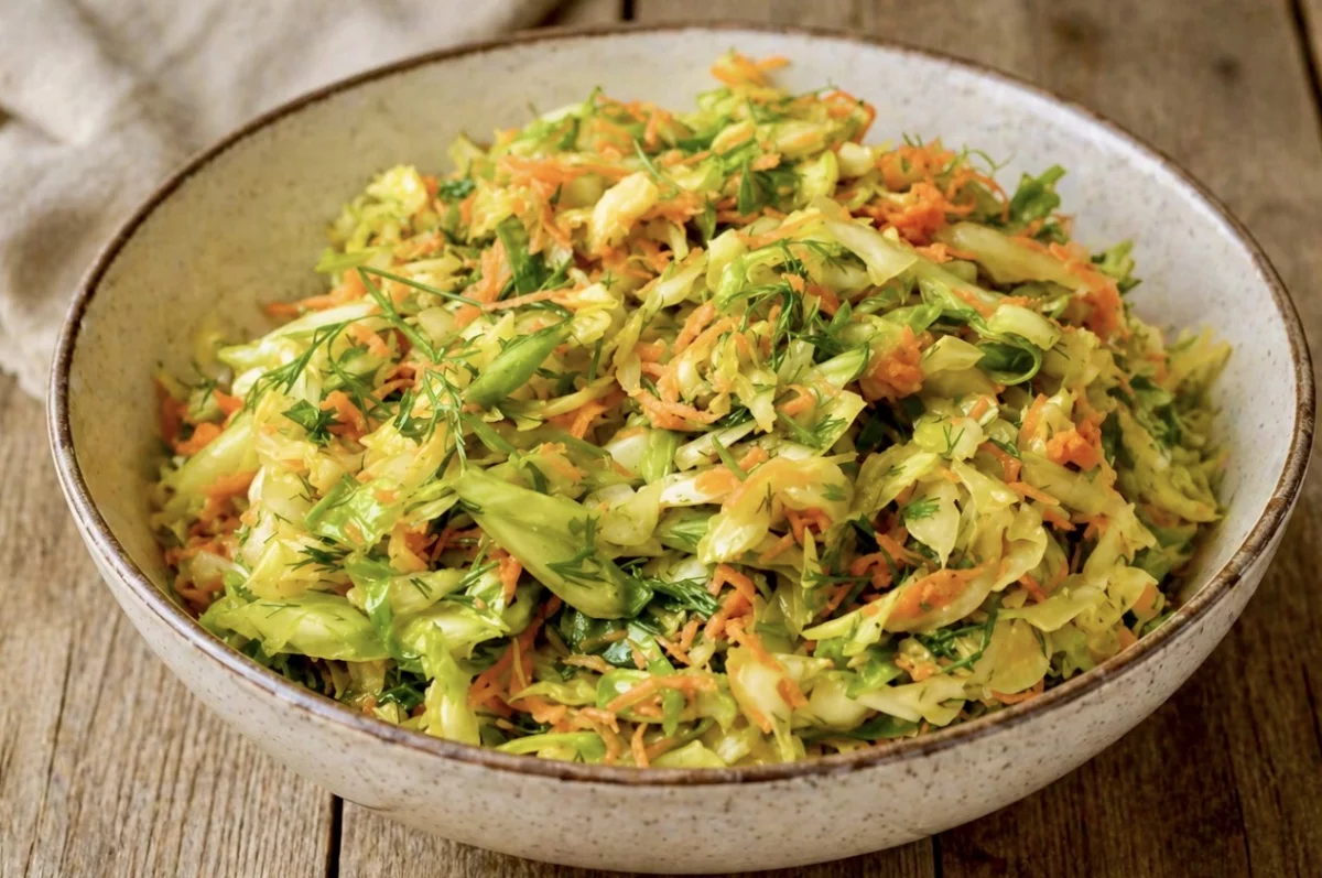 Wiosenna surówka z młodą kapustą