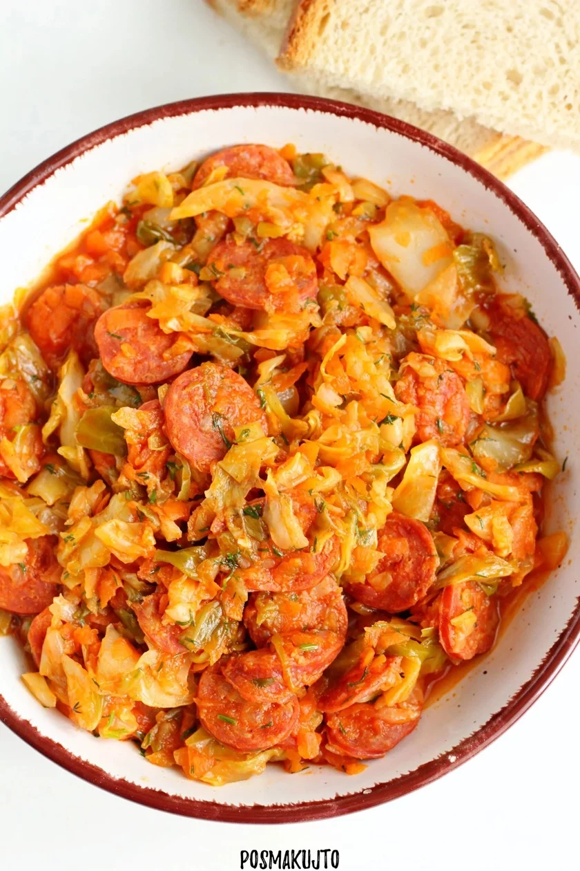 Bigos z młodej kapusty z chorizo