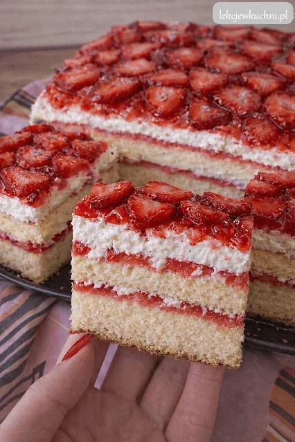 Ciasto Truskawkowiec z frużeliną truskawkową i truskawkami