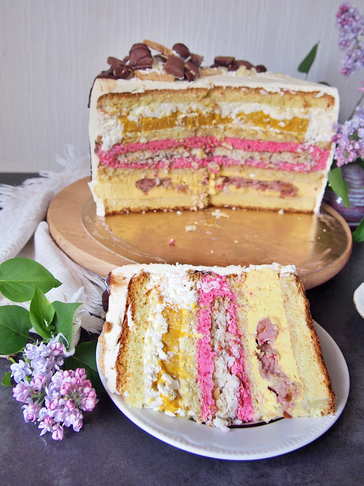Tort Mango-Malina z Kremem Kokosowym i Chrupką z białej czekolady