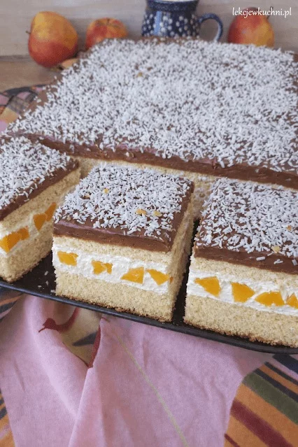 Ciasto Chmurka z brzoskwiniami i bitą śmietaną