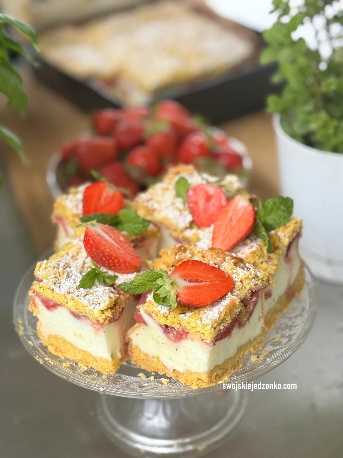 Ciasto z lekką budyniową pianką i truskawkami