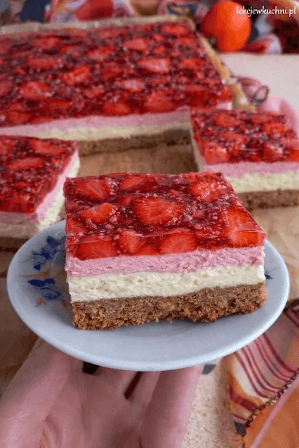 Ciasto z truskawkami i budyniem na kruchym spodzie