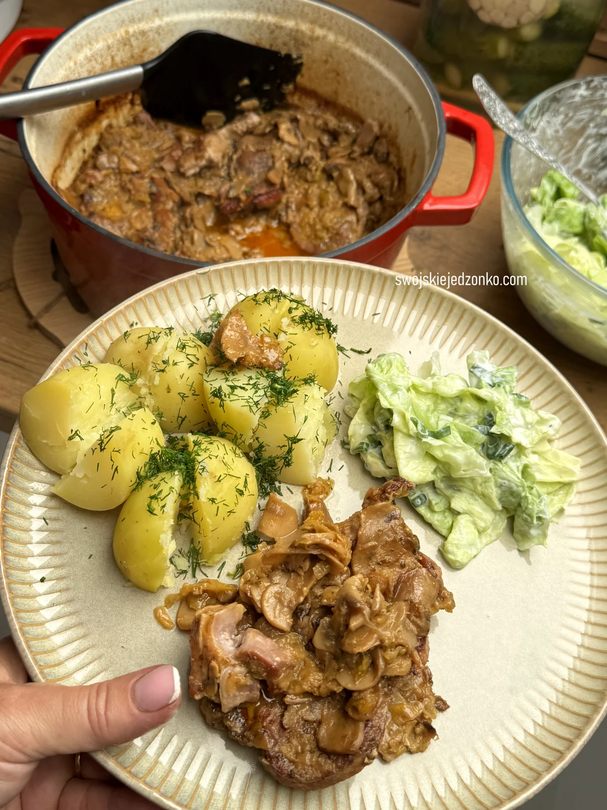 Karkówka w porach i pieczarkach