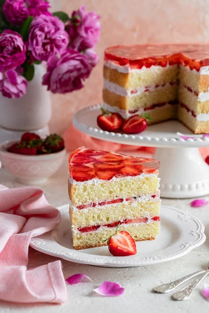 Tort śmietankowy z truskawkami