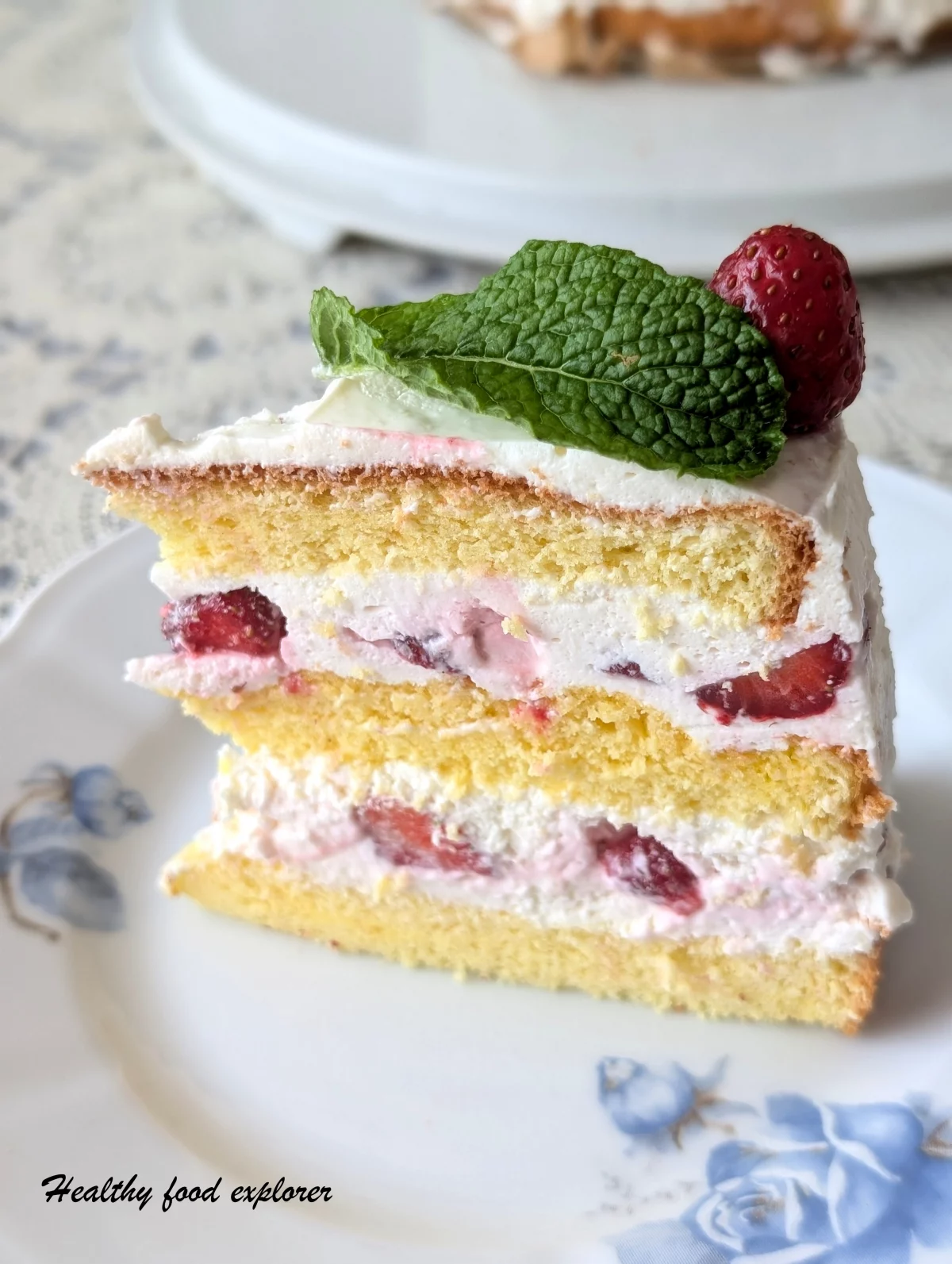 Tort z kremem i truskawkami
