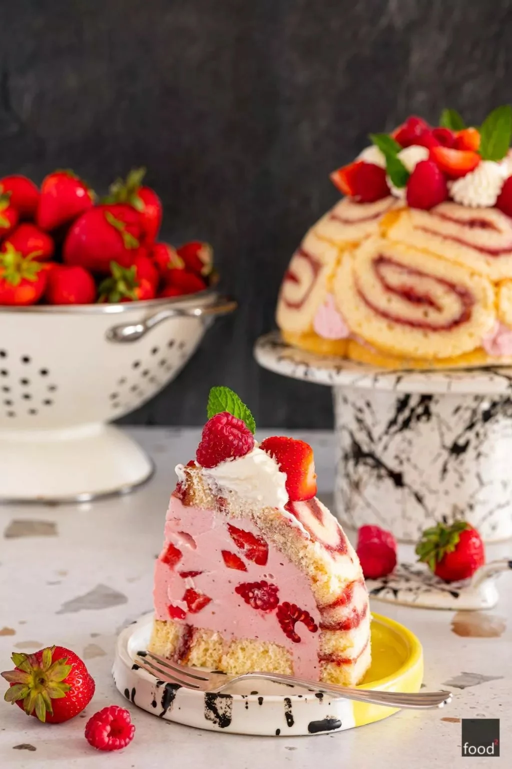 Charlotte Royale z malinami i truskawkami