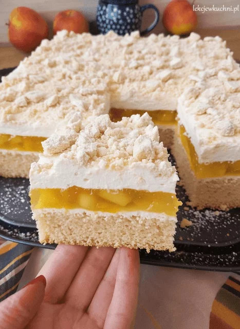 Ciasto Śmietankowy Bezowiec na biszkopcie z galaretką i owocami – przepis krok po kroku