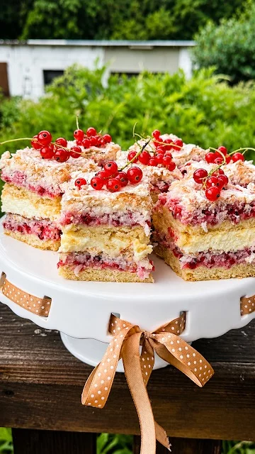 Kokosowa pychotka z czerwoną porzeczką