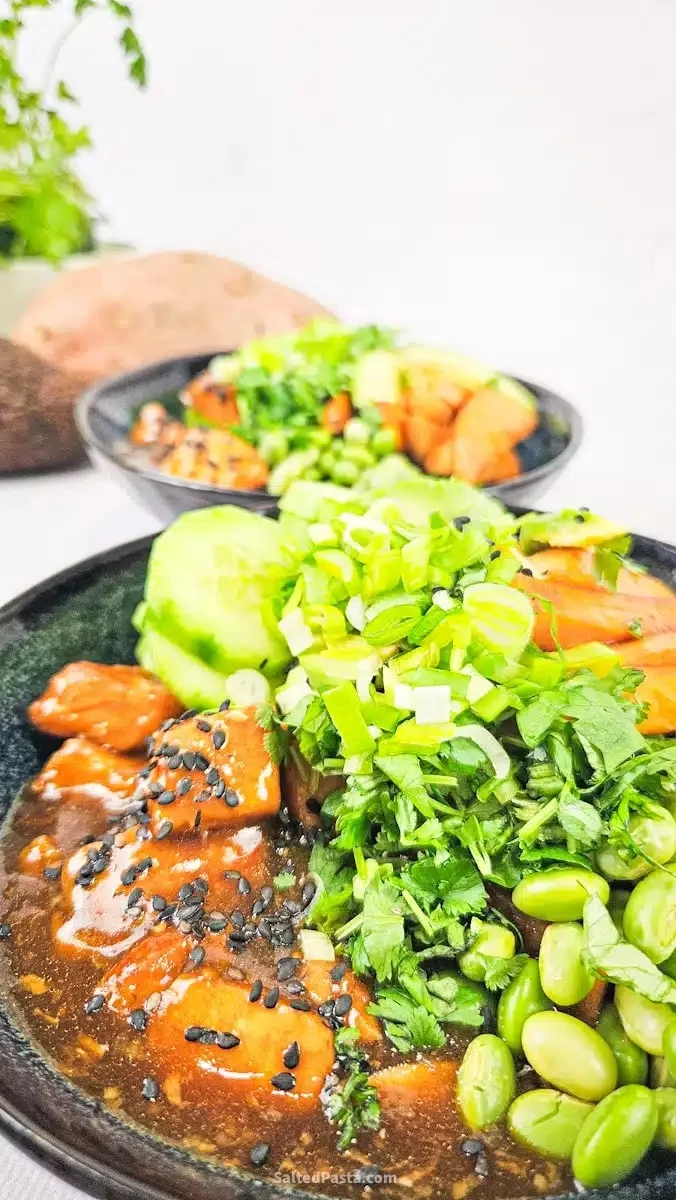 Poke bowl z łososiem teriyaki