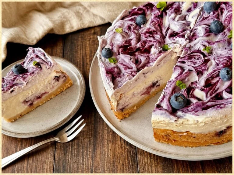Kremowy sernik jagodowy