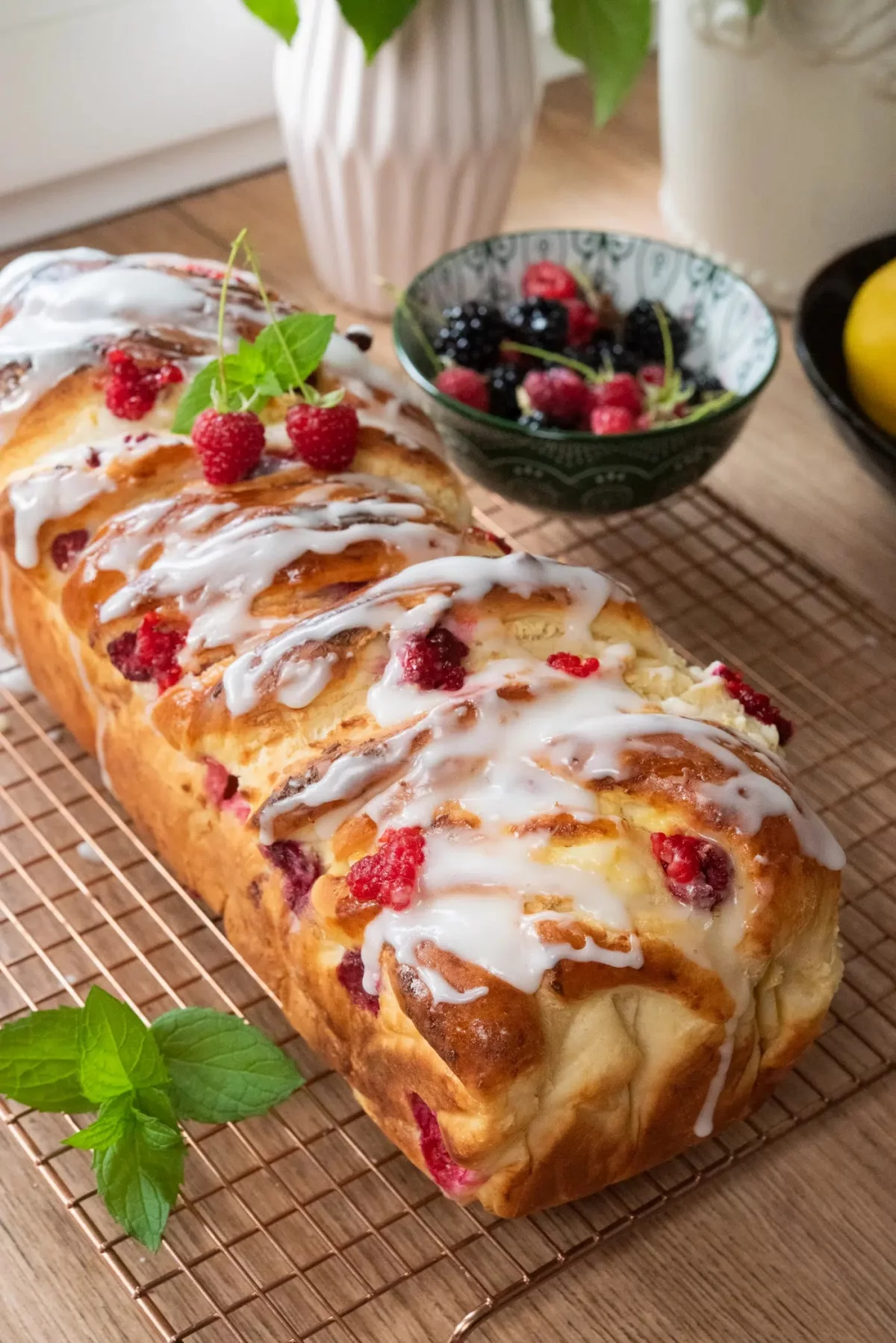 Drożdżowy zawijaniec z serem i malinami
