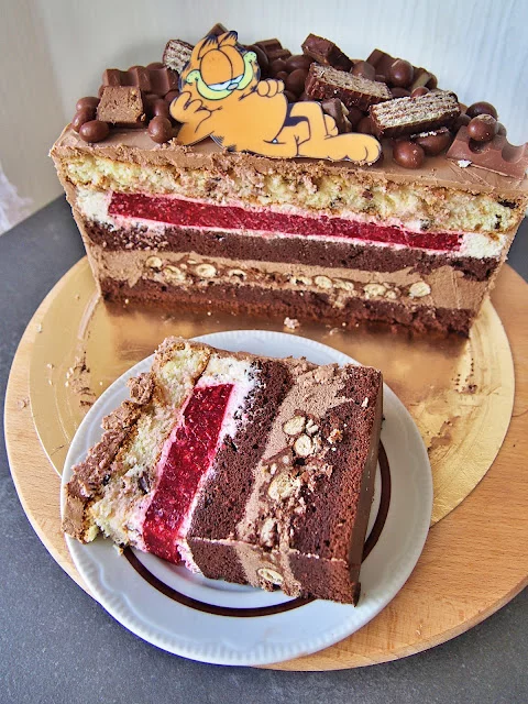 Przepis na obłędny tort czekoladowo-malinowy z chrupką. Pomyłka, która stała się hitem!
