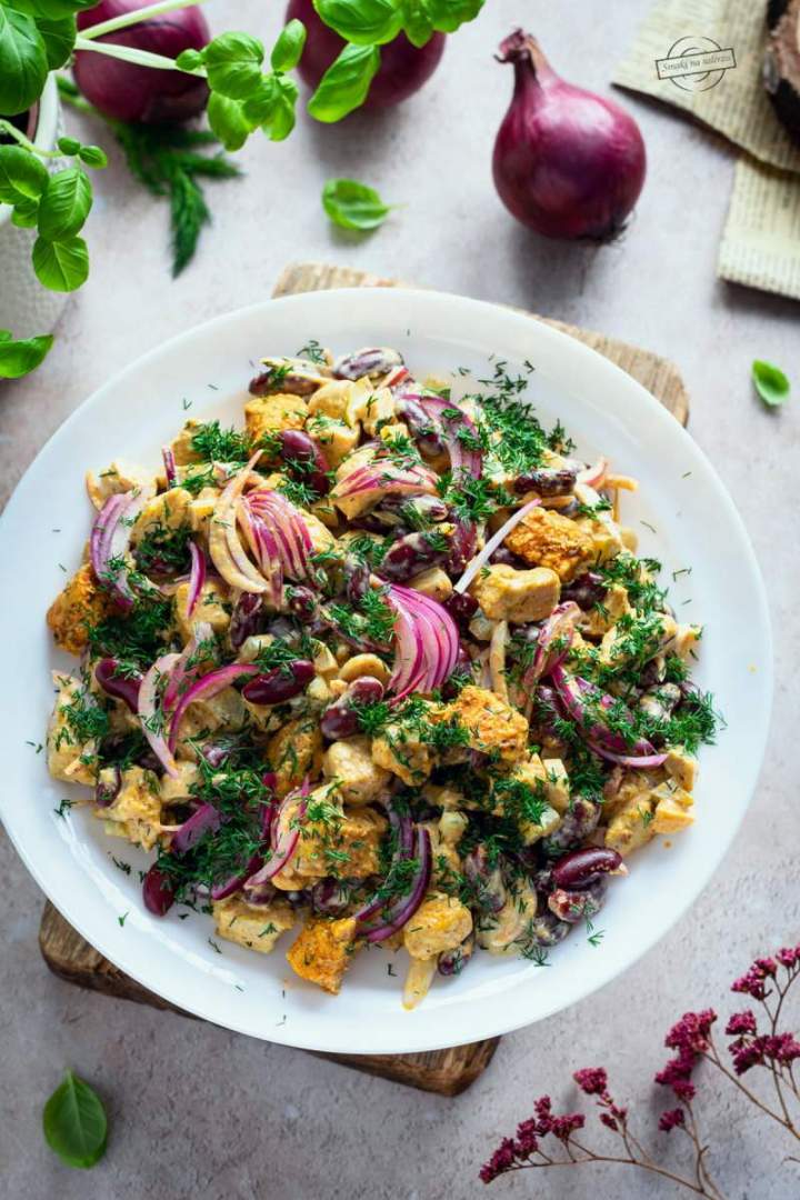 Sałatka z kurczakiem curry, marynowanymi pieczarkami i fasolką