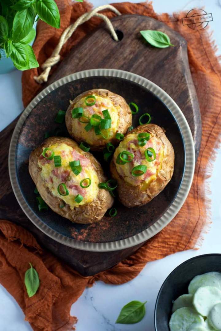 Pieczone ziemniaki z szynką i serem