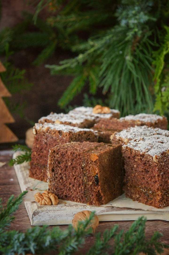 Ciasto orzechowe z bakaliami i dżemem