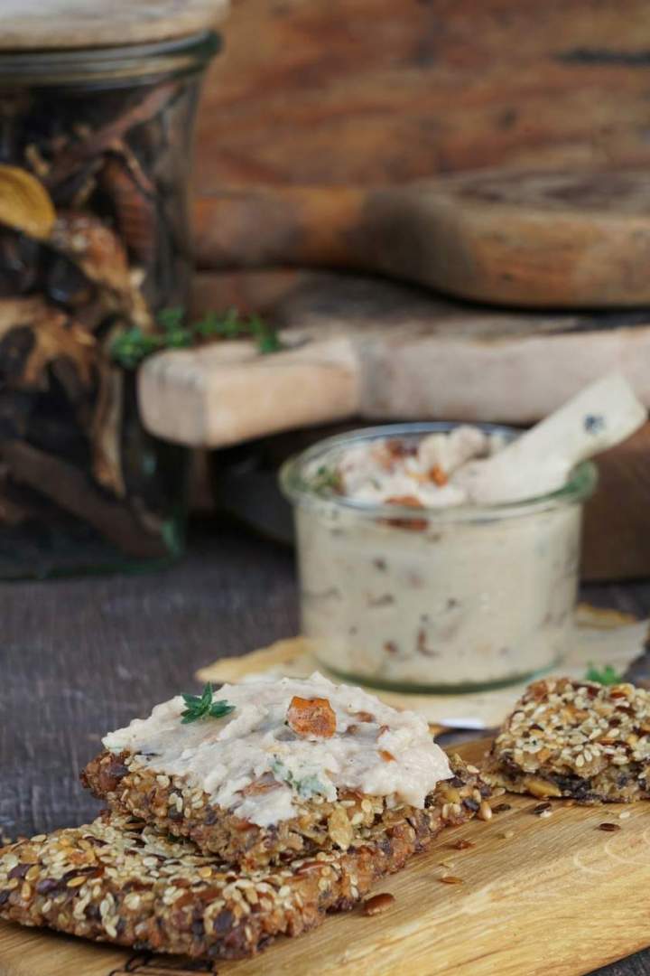 Wegański smalczyk z fasoli z kurkami