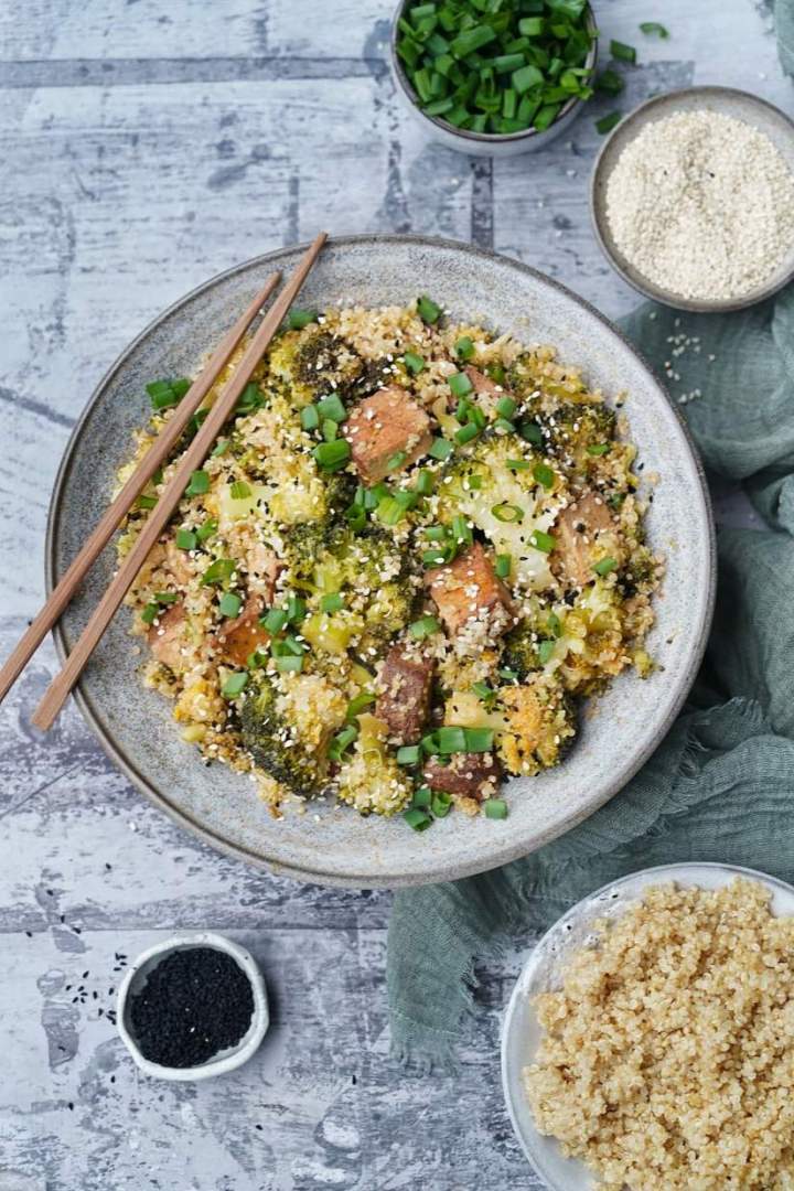 Komosa ryżowa z tofu i brokułami