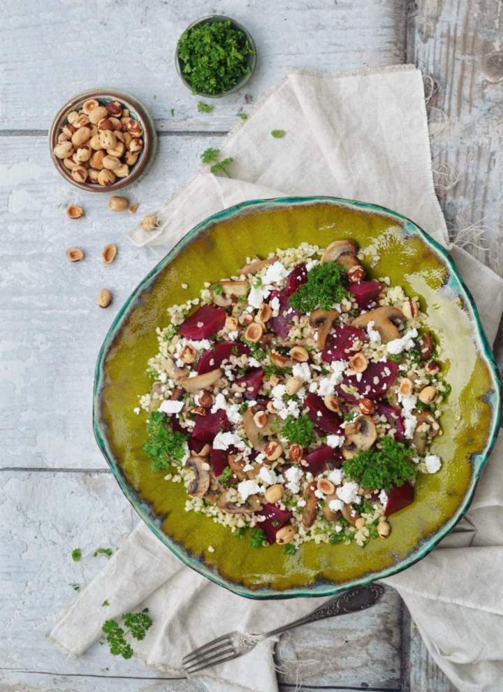 Sałatka na ciepło z kaszy i burakami