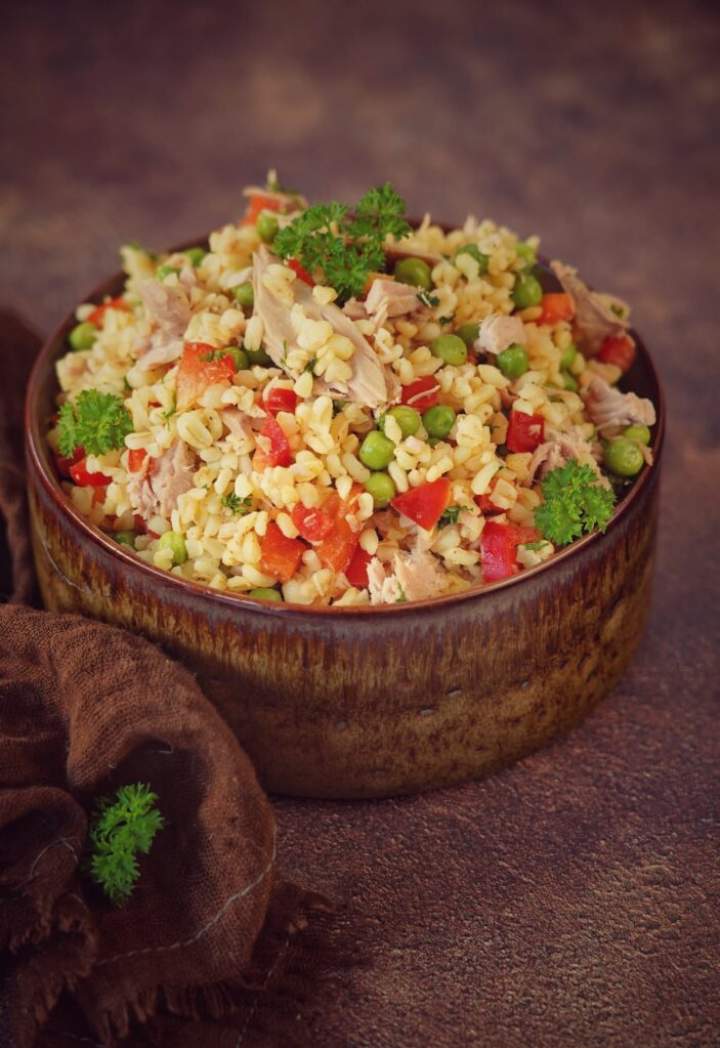 Sałatka z kaszy bulgur i tuńczyka