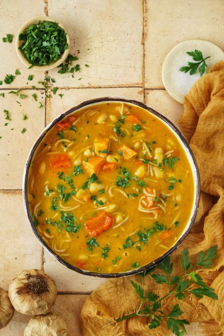 Zupa dyniowa z fasolą i makaronem