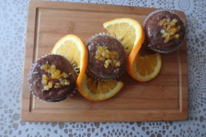 Muffinki kakaowo-piernikowe z białą czekoladą i skórką pomarańczową