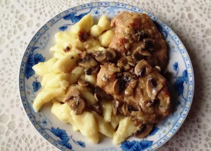 Kotlety schabowe w sosie pieczarkowym