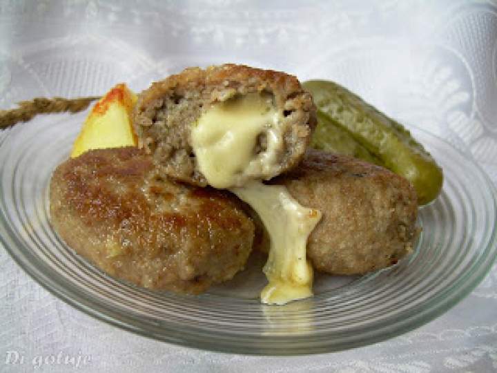 Kotlety mielone z żółtym serem