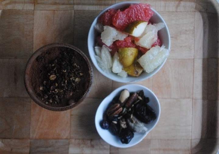 837. Kokosowy koktajl bananowo- pietruszkowy z kakao i granolą