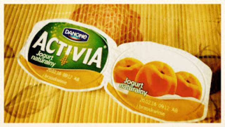 Bitwa maliny  z brzoskwinią – Activia naturalna z owocami