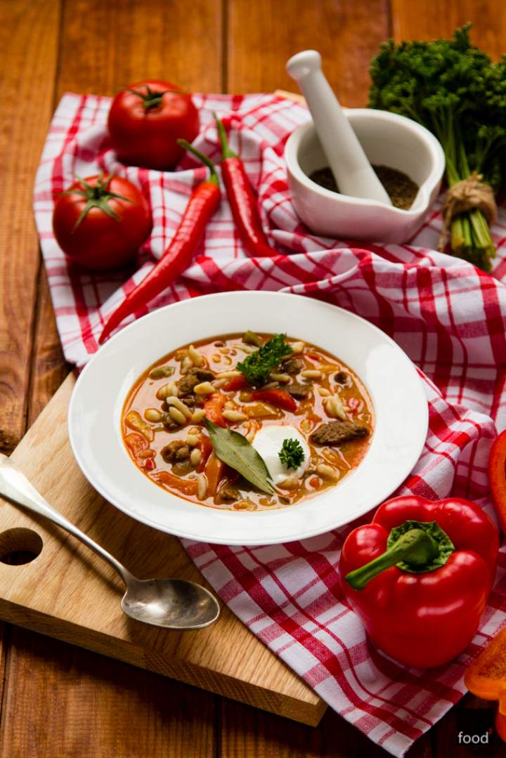 Gulyásleves – węgierska zupa gulaszowa z wołowiną i zacierkami