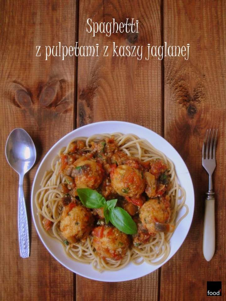 Spaghetti z pulpetami z kaszy jaglanej oraz sosem z bakłażana i pomidorów