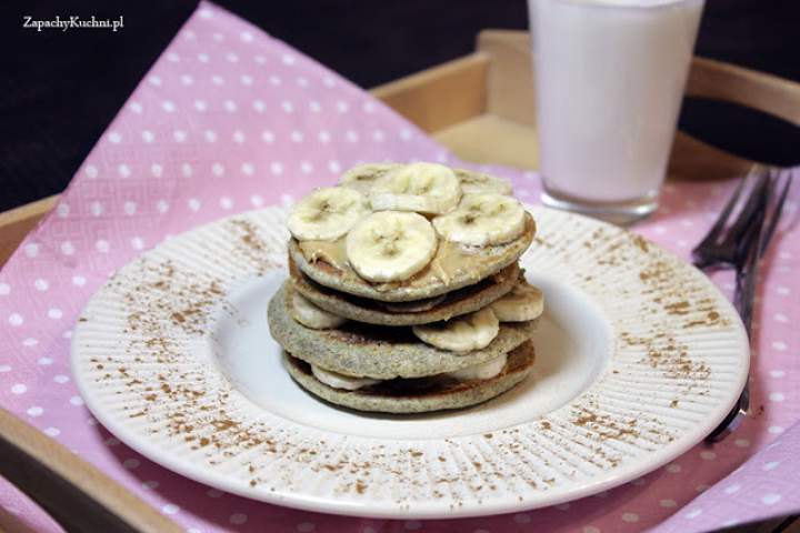 Żytnie pancakes z bananami i masłem orzechowym