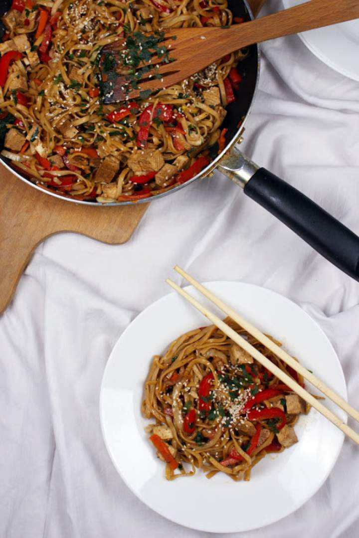 Makaron chow mein z warzywami i tofu