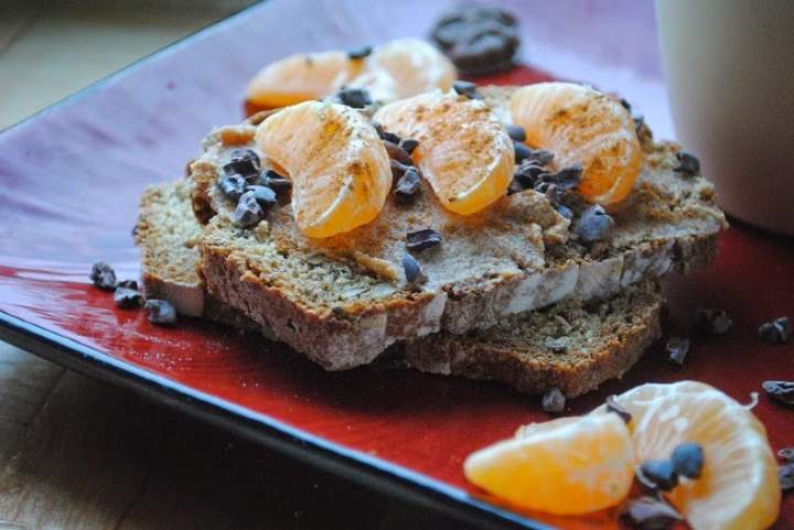 512. Chleb ze Speculoos, mandarynką, kakaowcem + karobowy jogurt z granatem i tahini