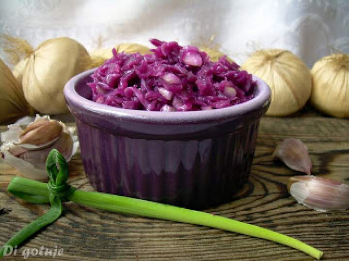 Surówka z czerwonej kapusty (z czosnkową nutą)